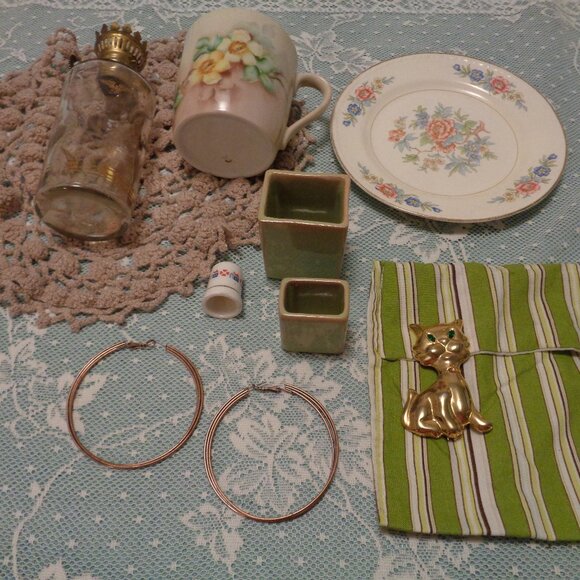 VINTAGE POTTERY LAMP LINENS THIMBLE JEWELRY LOT - Picture 1 of 8